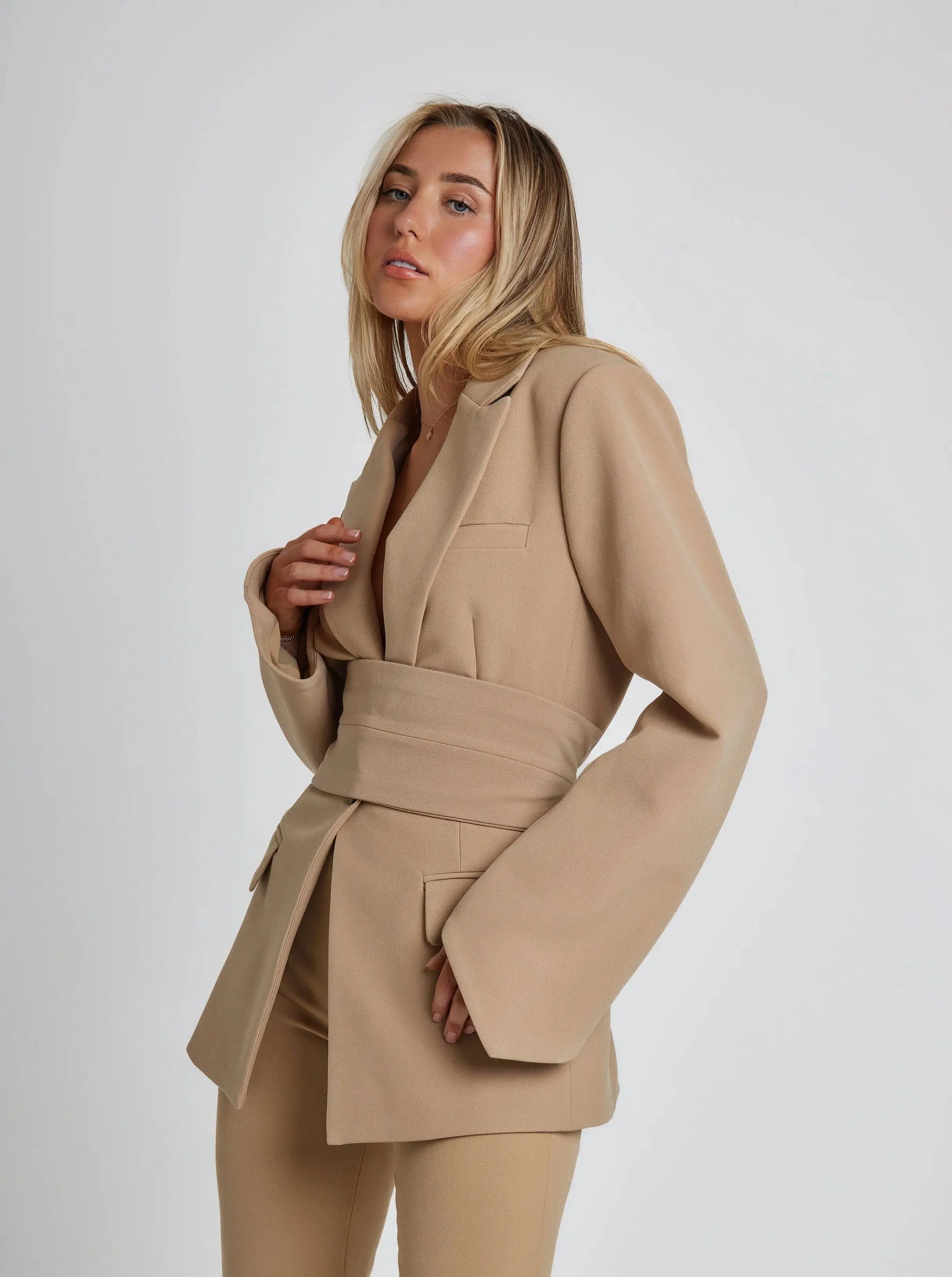 Janina | Eleganter Blazer für Damen tailliert mit Gürtel 1